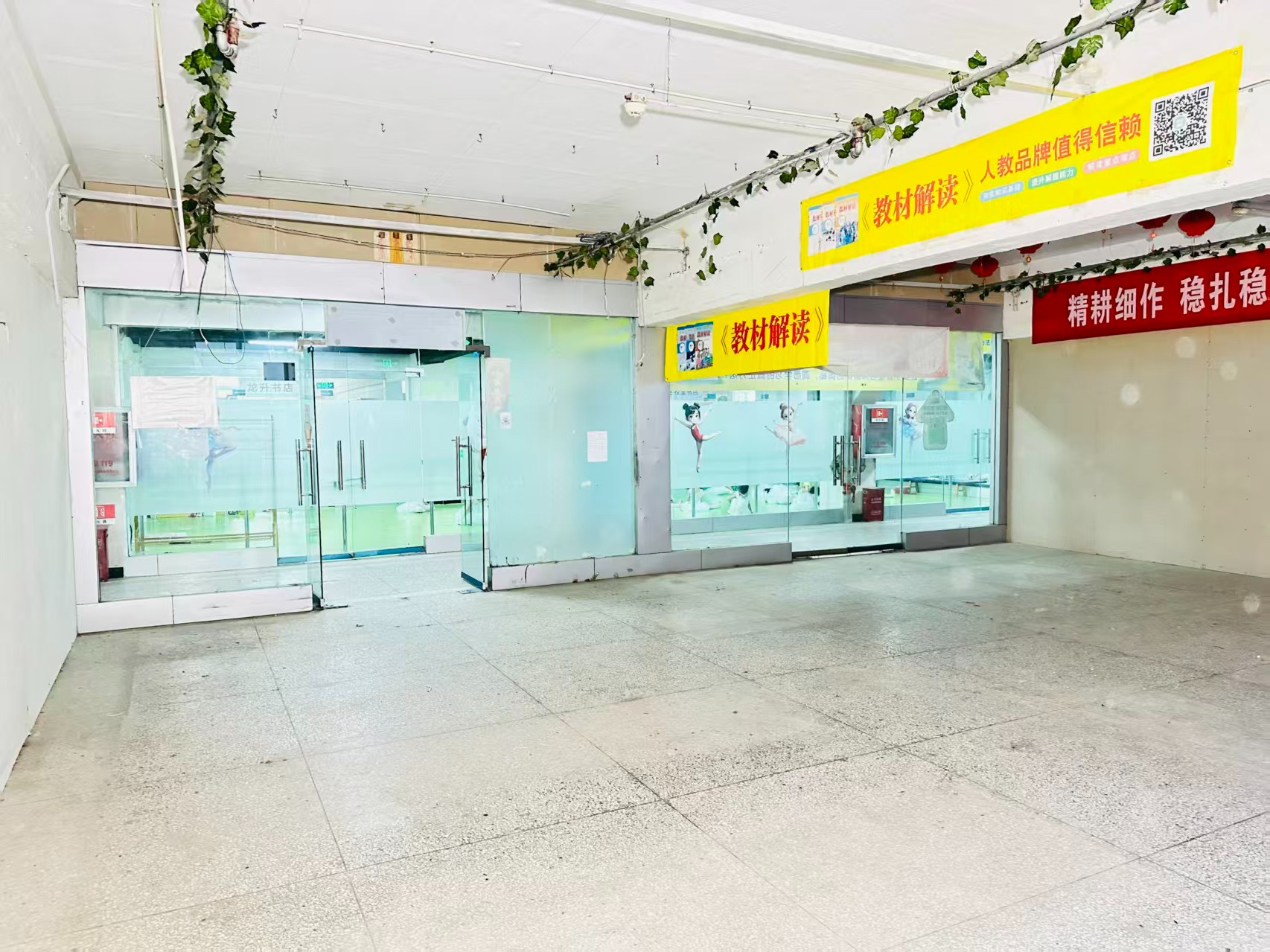 同乐寨西街提供写字楼、商铺、展示空间、直播间等多种面积选择，满足企业办公、研发、展示、运营等多元需求。