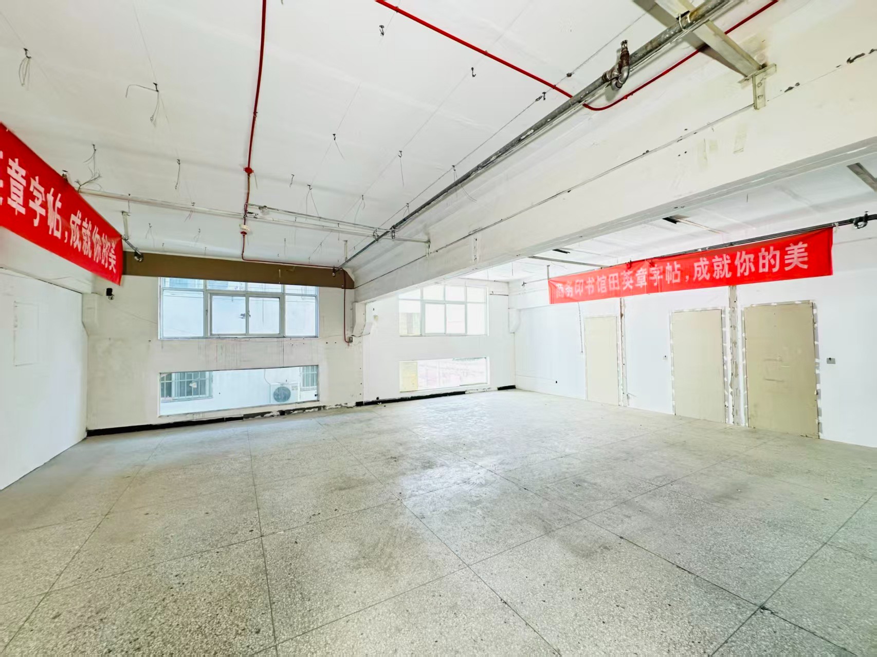 同乐寨西街重点吸引人工智能应用、数字经济、电商直播、智能制造服务、软件开发、科技创新企业及创业团队入驻